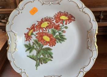 Patera z białej porcelany.  Chryzantemy. Powstała przed 56r