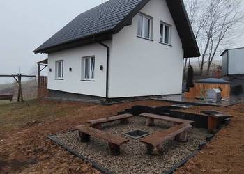 Duzy domek letniskowy z balia z hydromasażem