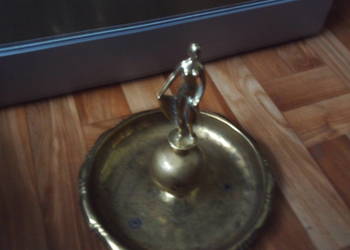 Mosiężna patera z postacią kobiety-śliczna