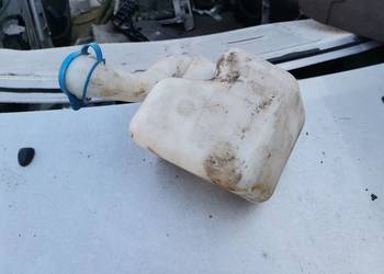 Zbiorniczek spryskiwacza tylnej wycieraczki Audi 80