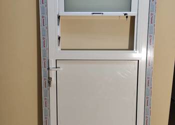 Drzwi aluminiowe z oknem podawczym do kuchni baru
