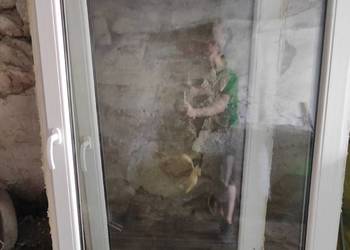 Okno z plastikową futryną