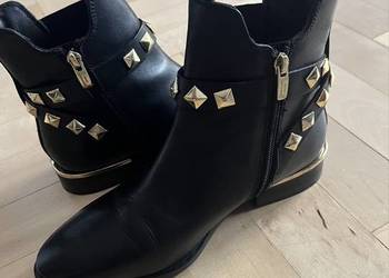 Buty Copenhagen Shoes Ollie – czarne botki ze złotymi ćwiekami, rozmiar 39