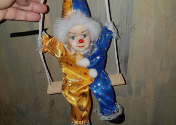 Pajacyk na chustawce z porcelanowa głową.