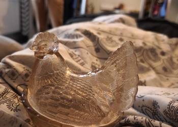 Kurka z Huty Ząbkowice, bomboniera, PRL, kolor blado rózowy,