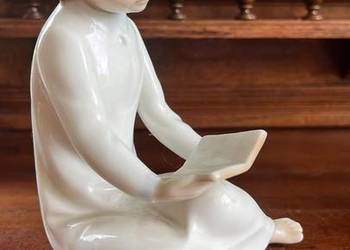 Chłopiec czytający książkę. Zaphir/ Lladro