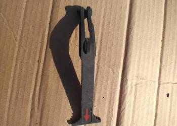 Opel Zafira A uchwyt cięgno maski 90587210