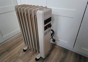GRZEJNIK olejowy elektryczny niemiecki DBK 990W na kółeczkach
