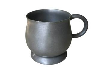 Szwedzka ręcznie wykonana cynowa filiżanka z 1960 roku Szwedzka ręcznie wykonana cynowa filiżanka z 1960 roku