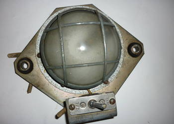 Antywstrząsowa lampa sufitowa.