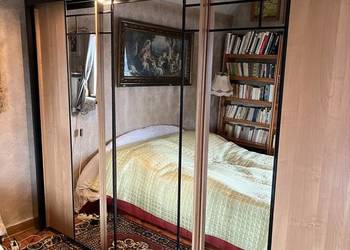 Duża trzyczęściowa przesuwana szafa z lustrem