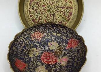 Dwa mni talerzyki podstawki mosiężne kolorowe