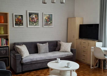 PRZESTRONNA KAWALERKA W SAMYM CENTRUM ŚWIDNIKA,PEŁNE WYPOSAŻENIE