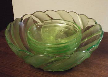 Salaterka i 3 czarki deserowe z zielonego zdobionego szkła -w komplecie