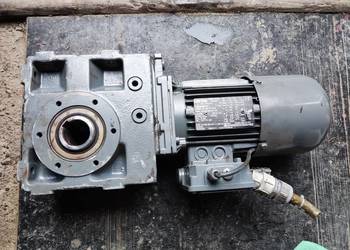 Motoreduktor kątowy Lenze 400V 0,55 kW 88,5 obr/min hamulec AC/DC
