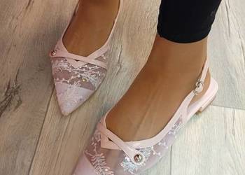 (41) Różowe, bogato zdobione baleriny wieczorowe z odkrytą piętą, Nowe