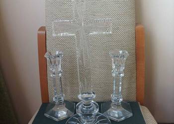 Krzyż kryształowy z podstawą i dwoma świecznikami HSK Violetta z czasów PRL