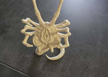 Niezwykle realistyczny stojak na telefon Facehugger z filmu "Alien"