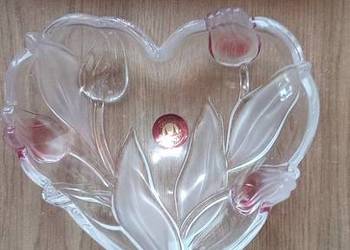 Szkło w kształcie serca na cukierki.