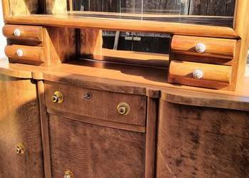 Drewniany odnowiony stary kredens komoda do jadalni restauracji salonu