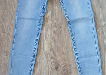 Jeansy z poszarpanymi nogawkami – modne