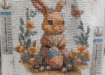 Zajączek robiony haftem koralikowym Zajączek robiony haftem koralikowym