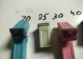 BEZPIECZNIKI SAMOCHODOWE