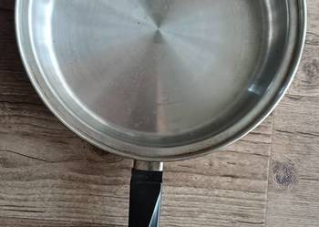 Patelnia wykonana ze stali nierdzewnej