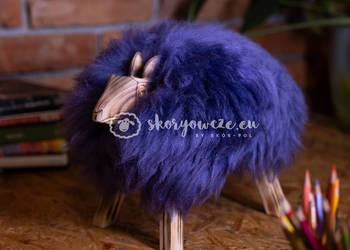 Krzesło, baranek dekoracyjny fioletowy