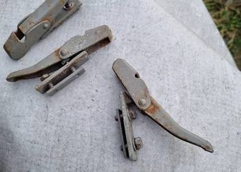 Sprzedam uchwyty pokrywy silnika do Stara  28 i 29 .Części do Stara.