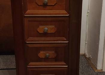 komoda mała z czterema szufladami w kolorze orzecha