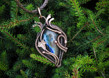 Miedziany wisiorek, labradoryt, motyw bluszczu, handmade