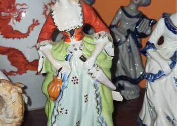 Figurka damy w Zielonej Spódnicy. Z parasolką.   Cena 75 zł.  Wysokość 22 c