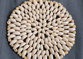 Kremowo-biała okrągła podkładka pod talerz z muszelek 150 mm