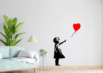 OZDOBNA NAKLEJKA NA ŚCIANĘ DZIEWCZYNKA BANKSY130cm X 83cm  BEZ TŁA