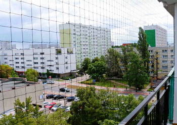 Montowanie siatki na balkon przeciw gołębiom Warszawa Siatka na balkon
