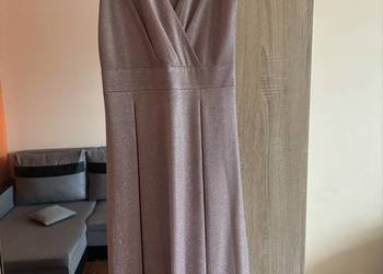 Długa suknia z rozcięciem