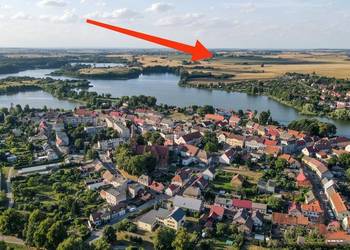 Hektar ziemi z domkiem (siedlisko) nad jeziorami z widokiem na las.