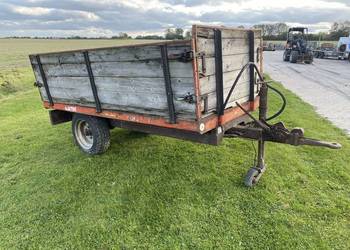 Przyczepka do mini ciagniczka z wywrotem i hamulcami .