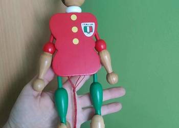 Drewniana figurka Pinokia, wykonana w formie ruchomego pajacyka (typu „jump