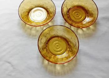 Miseczki - konfiturówki z owocowym wzorem, kolor miodowy. Miseczki - konfiturówki z owocowym wzorem, kolor miodowy.