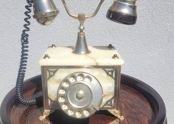 Zabytkowy telefon z obrotową tarczą wykonany z naturalnego onyksu