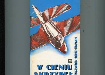 W cieniu skrzydeł - Ryszard Grundman
