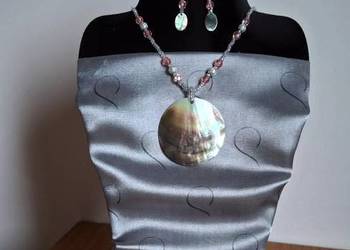 Naszyjnik z masy perłowej ze srebrnymi wstawk. i koralikami Aurora Borealis