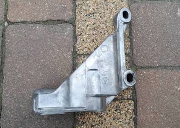 Mocowanie uchwyt pompy wspomagania 068145531A Audi VW