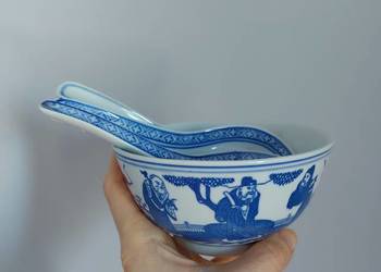 porcelanowa miseczka, biało-niebieska z 3 łyżkami, ramen, zupa