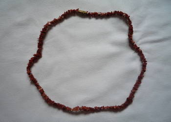 Korale z brązowych kamyczków mieniące się na złoto Korale z brązowych kamyczków mieniące się na złoto