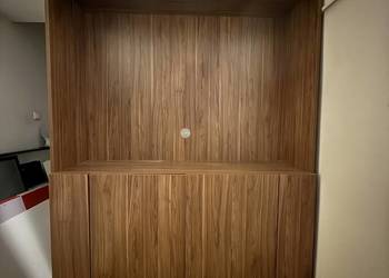 Wysoka szafka z miejscem na TV