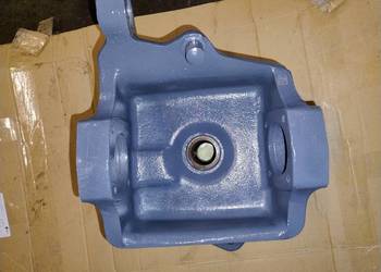 Zwrotnica prawa z piastą Massey Ferguson 3050, 3060,3065