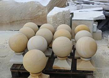 Kule z podstawami z naturalnego kamienia piaskowca